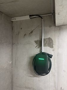 Installierte Wallbox in einer Garage