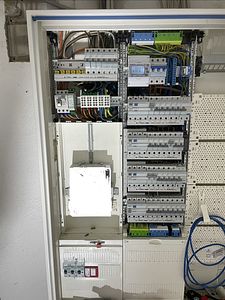 Geöffneter, fachgerecht aufgebauter Schaltschrank