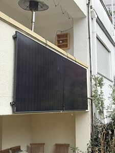 Photovoltaikmodul an einer Balkonfassade
